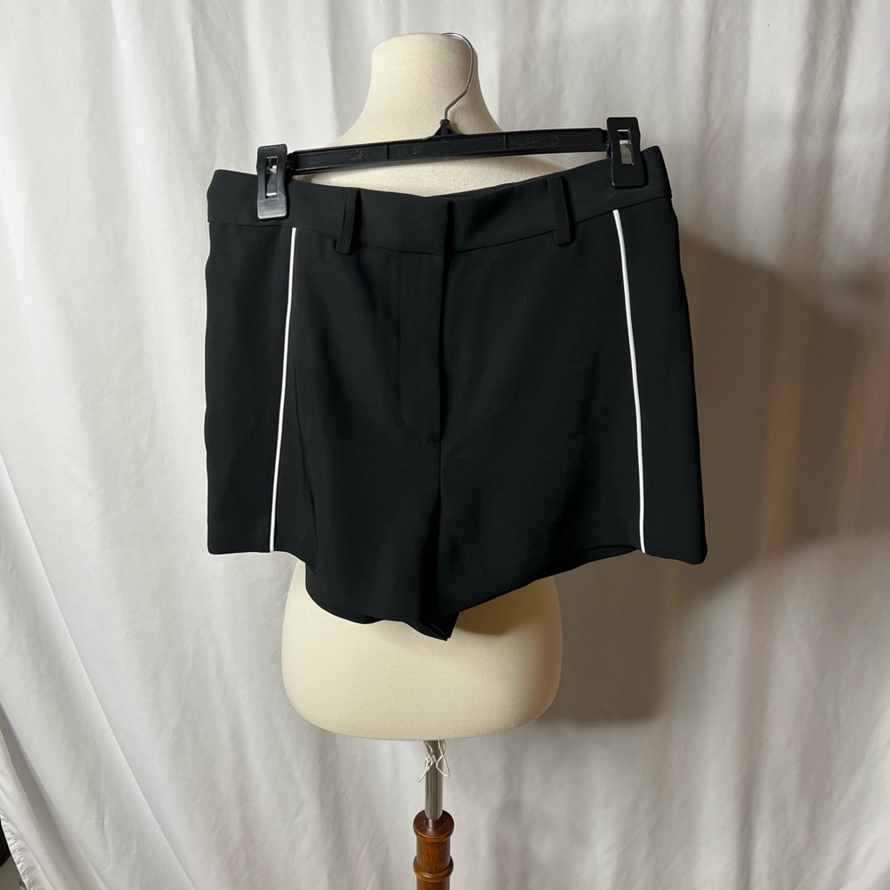 🖤 Victoria’s Secret Black Tailored Shorts – Size 6